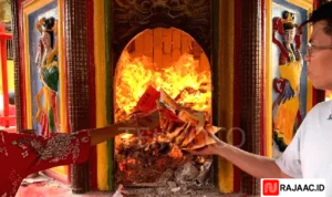 Ritual Bakar Uang Arwah